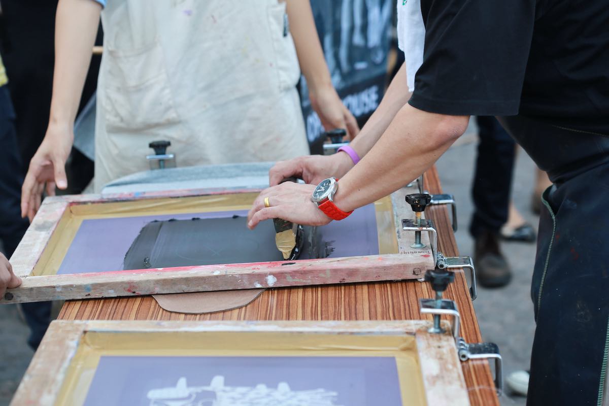 stendere l’inchiostro sul telaio per serigrafia